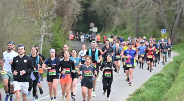 Course à pied dans le Gers, des coureurs concentrés sur la route, le souffle de la compétition dans l'air.