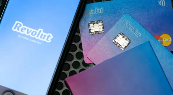 Karty Revolut i ekran telefonu z logo. Szybkie płatności z Revolut przelew natychmiastowy to wygoda.