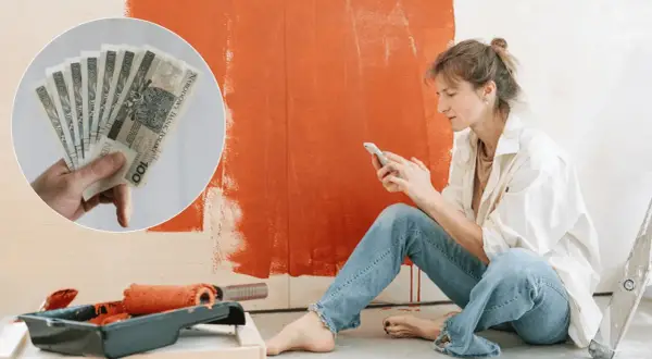 Kobieta planuje remont mieszkania, przeglądając telefon. W tle widać farbę i wałek, a w rogu zdjęcie pieniędzy, sugerujące dotację na remont mieszkania.