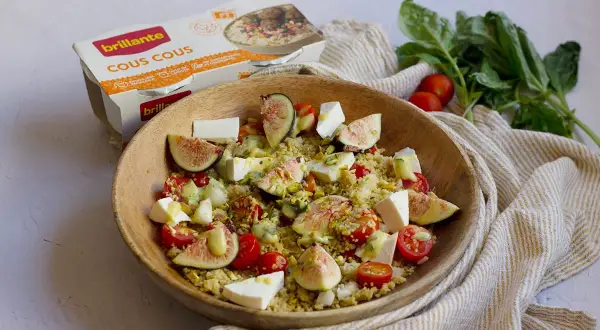 Ensalada de cous cous con higos, queso feta, tomates cherry y pistachos. Un plato fresco y delicioso.