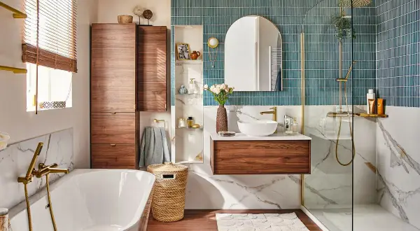 Salle de bain moderne avec baignoire, douche, meuble vasque en bois et carrelage bleu. Des travaux de rénovation réussis pour une ambiance zen.