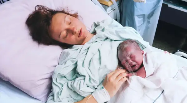Objawy przedporodowe i objawy porodu – jak je rozpoznać i co robić