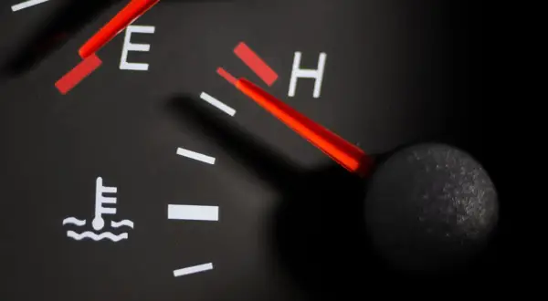 Le voyant liquide de refroidissement est allumé, indiquant une température moteur élevée.