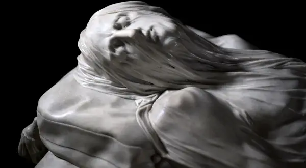 La Pudicizia napoletana, scultura in marmo che incarna la grazia e la fragilità, con un velo che copre il volto.