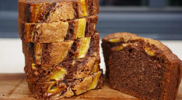Délicieux banana bread chocolat, une recette gourmande avec des morceaux de banane fondants. Parfait pour le goûter !