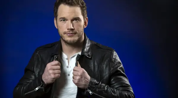 Chris Pratt w skórzanej kurtce, gotowy do kolejnych filmów.