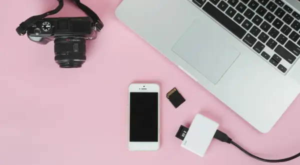 Przenieś zdjęcia z aparatu na smartfon: Wi-Fi, kabel czy czytnik?