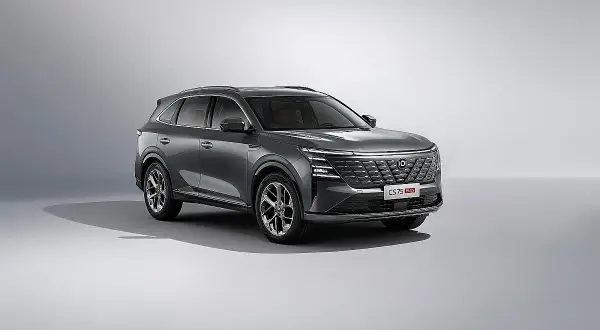 Nowy Changan CS75 PLUS w kolorze grafitowym, gotowy na polskie drogi. Stylowy SUV z nowoczesnym designem.