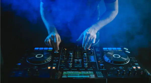 Skąd DJ-e biorą muzykę? Odkryj legalne źródła i platformy