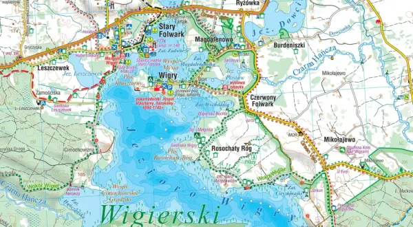 Mapa turystyczna Wigierskiego Parku Narodowego z zaznaczonymi jeziorami, rzekami, drogami i atrakcjami, m.in. klasztorem kamedułów.