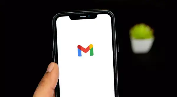 Telefon z logo Gmail. Dowiedz się, jak ustawić domyślne konto Google, by usprawnić zarządzanie pocztą.