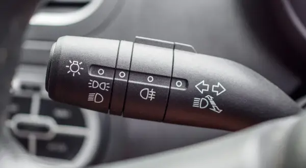 Przełącznik świateł w Hyundai i20: włączanie świateł mijania, drogowych, pozycyjnych i świateł przeciwmgielnych tylnych.