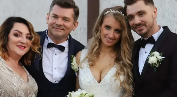 Para weselna i rodzice. Czy Zenek ma dzieci? Na ślubie widać cztery osoby.