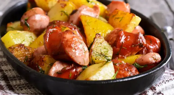 Pyszne pieczone ziemniaki z kiełbasą i koperkiem. Idealne danie, co zrobic z kielbasa na obiad.