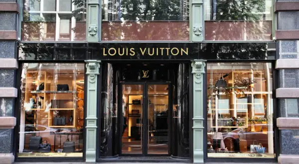 Elegancki butik Louis Vuitton. Czy znana projektantka mody rzeczywiście wychowała się w luksusach, patrząc na te torebki i walizki?