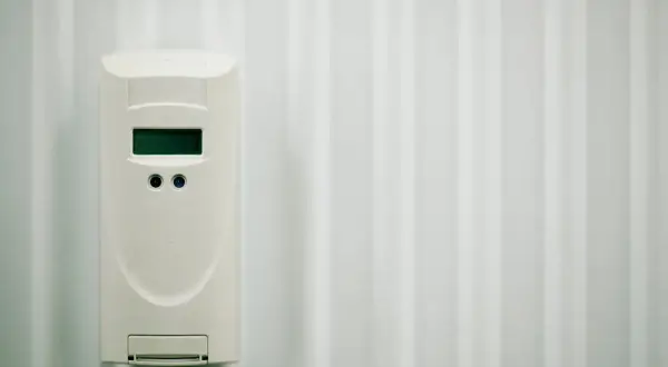 Ein elektronischer Heizkostenverteiler an einem Heizkörper. Mögliche Nachteile: ungenaue Messung bei starker Sonneneinstrahlung.
