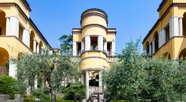 Il Vittoriale degli Italiani, residenza di Gabriele D'Annunzio, con la sua architettura gialla e gli ulivi nel giardino.