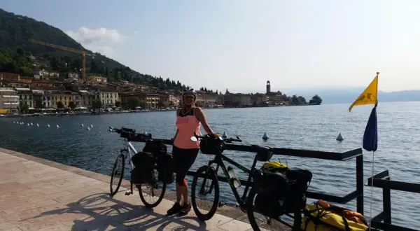 Donna con biciclette da cicloturismo sul lungolago di San Felice del Benaco, pronta per le sue passeggiate.