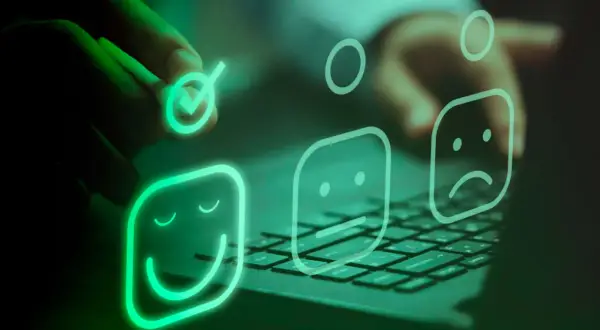 Ocena zadowolenia klienta. Ręka wybiera pozytywną emotikonę, symbolizując świetny customer experience po polsku.