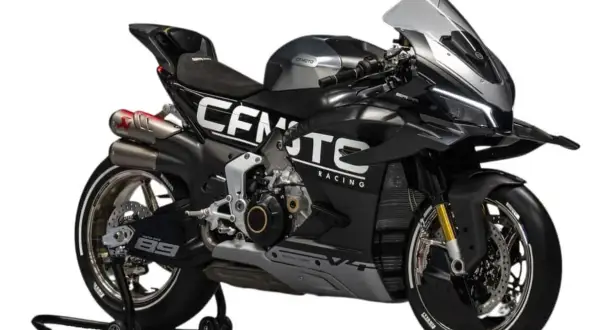 CFMOTO 1000 RR negra, lista para la pista.