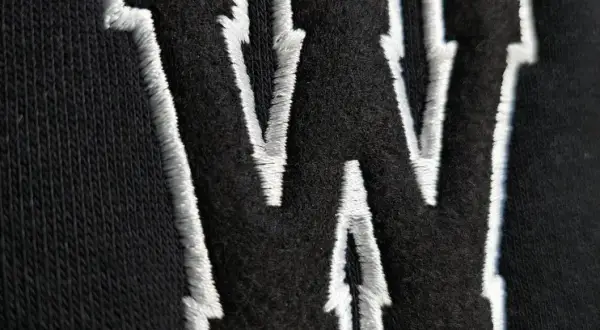 Jak wyszyć napis na bluzie - proste techniki i materiały dla każdego