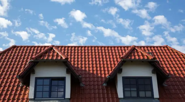 Ile waży dachówka ceramiczna? Zaskakujące różnice w wadze!