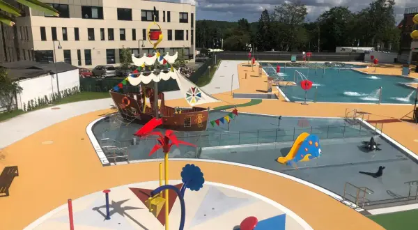 Wodne ogrody Wejherowo: plac zabaw z pirackim statkiem, zjeżdżalnią i basenami dla dzieci.