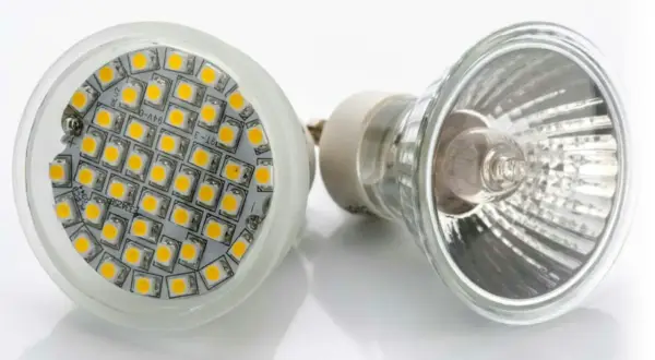 En LED-lampa med många små lysdioder bredvid en traditionell halogenlampa. Ett steg mot att byta halogen till LED.