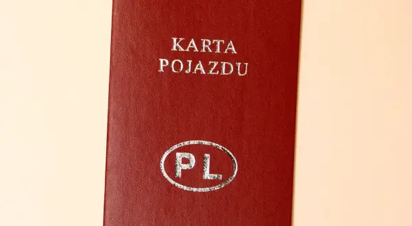 Czerwona karta pojazdu z napisem "KARTA POJAZDU" i symbolem "PL" w owalu.