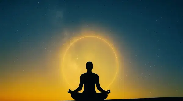 Silueta de persona meditando bajo un halo de luz dorada, rodeada de estrellas. Un momento de profunda sanación energética.