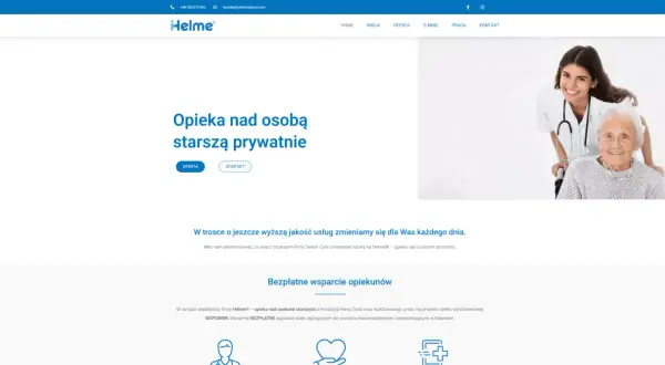Uśmiechnięta opiekunka pomaga starszej pani na wózku. Dowiedz się, ile bierze opiekunka osoby starszej za godzinę.