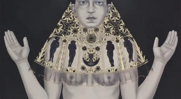 Portret Beaty Ewy Białejckiej z ozdobnym, złotym kołnierzem, na którym widnieją czarne postacie.