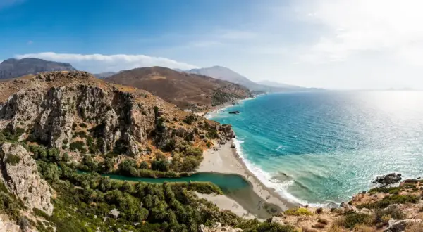 Traumhafte Bucht mit Palmen und türkisfarbenem Wasser. Perfekte Kreta Urlaub Tipps für Naturliebhaber.
