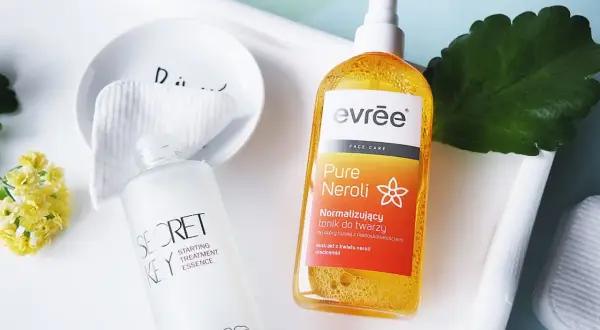 Dwa kosmetyki do pielęgnacji twarzy: tonik evree Pure Neroli i esencja Secret Key. Czy tonik się zmywa? Nie, to produkt do pozostawienia na skórze.