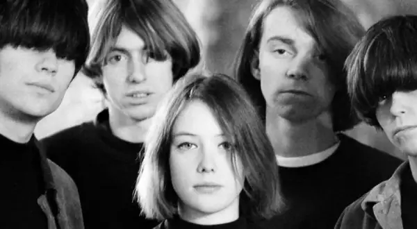 Cztery młode osoby z charakterystycznymi fryzurami, tworzące zespół. Czy to jest shoegaze co to za styl?