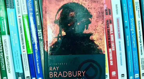 Okładka "451° Fahrenheita" Ray'a Bradbury'ego obok książek o biznesie, odzwierciedlająca pragmatyzm w wyborze lektur.