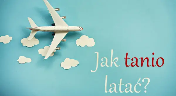 Model samolotu wśród chmurek, obok napis "Jak tanio latać?". Odkryj sposoby na tanie podróże ze wszystkimi liniami lotniczymi.