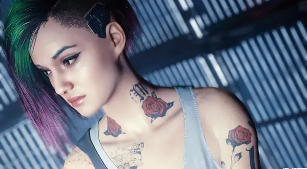 Judy Alvarez z Cyberpunk 2077, z zielono-fioletowymi włosami i tatuażami róż.