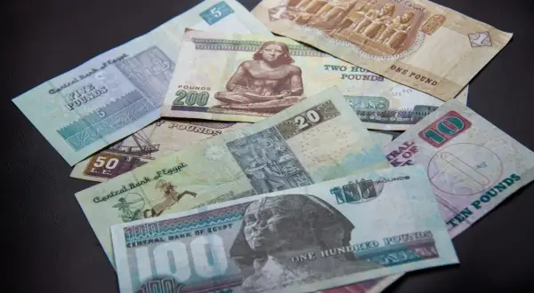 Stos egipskich funtów, a nie dolary czy euro. Widać banknoty 5, 10, 20, 50, 100, 200 i 1 funta.