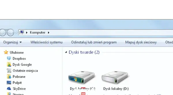 Widok okna "Komputer" w Windows 10, pokazujący dyski twarde. Można tu rozpocząć defragmentację dysku Windows 10.