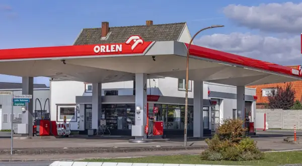 Stacja Orlen, gdzie tankujemy, pokazuje, skąd Orlen bierze ropę – z różnych źródeł, by zapewnić paliwo.