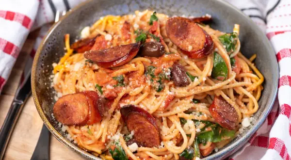 Pyszne spaghetti z pikantnym chorizo, pomidorami i szpinakiem, posypane parmezanem. Idealne danie dla miłośników włoskich smaków.