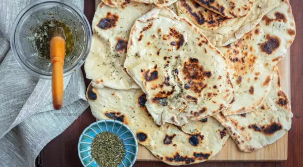 Gdzie kupić chlebek naan? Sklepy, online, marki i ceny w PL