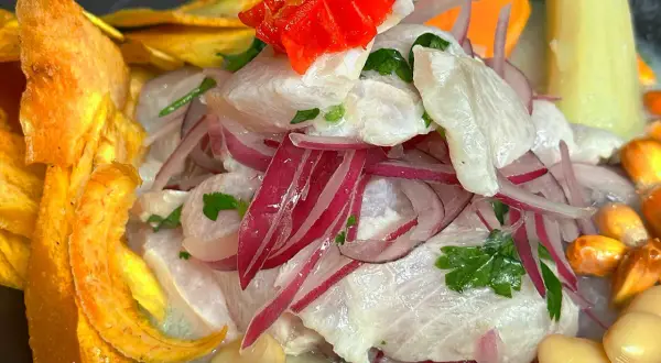 Ceviche fresco con camote, choclo y cancha serrana, un festín que evoca el origen del ceviche.