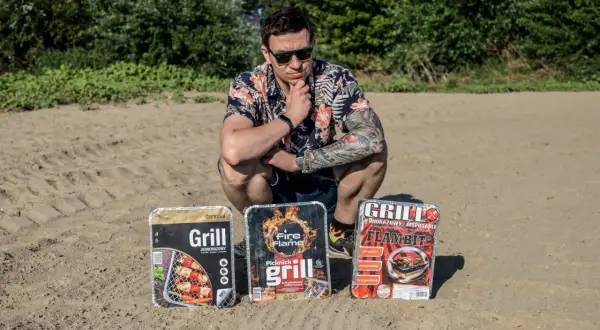 Mężczyzna w hawajskiej koszuli prezentuje trzy grille jednorazowe, gotowe na piknik.
