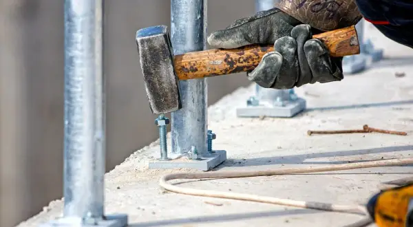 Kotwy do betonu: wybór, montaż i błędy poradnik eksperta