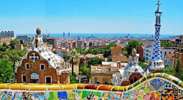 Widok na Park Güell w Barcelonie. Zastanawiasz się, ile się leci do Barcelony? To miasto pełne kolorów i architektury.