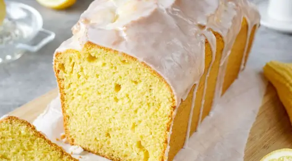 Saftiger Zitronenkuchen mit Zuckerguss, perfekt für ein einfaches zitronenkuchen rezept. Frisch gebacken und bereit zum Genießen.