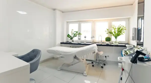 Ile naprawdę kosztuje otwarcie salonu manicure? Sprawdź, jak uniknąć niepotrzebnych wydatków