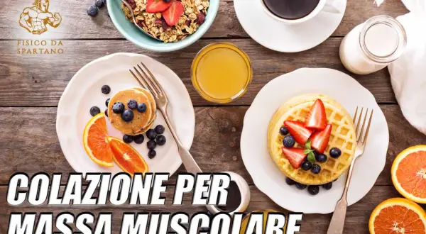 Colazione in definizione: pancake, waffle, muesli e frutta fresca per una carica di energia.